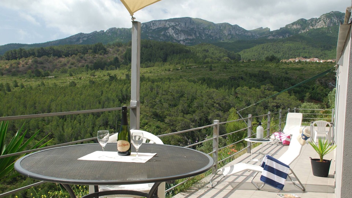 Les Planes del Rei Apartment | Casa Alados- modern Apnt within VillaSuala + amazing views in lovely location.