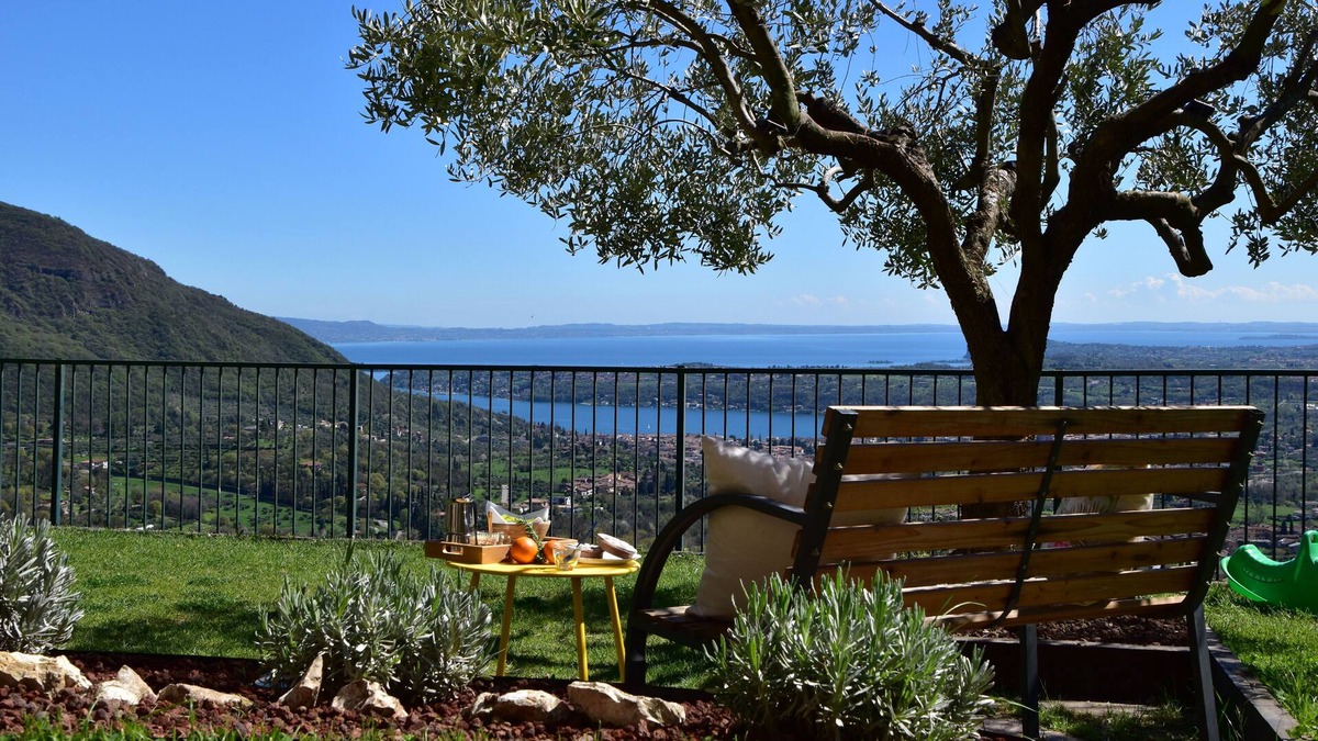Villanuova sul Clisi Apartment | Casa Allegra: colorful flat with superb view