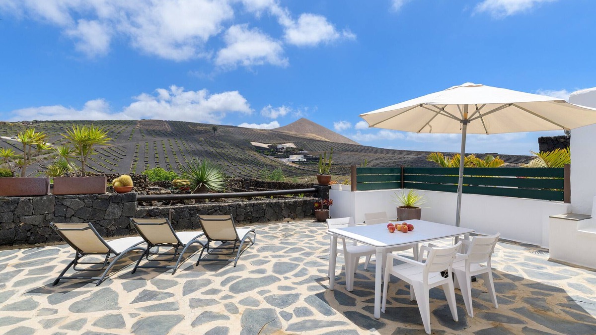 Masdache Apartment | Casa Amaia II, your very own retreat within Vineyards (La Geria)