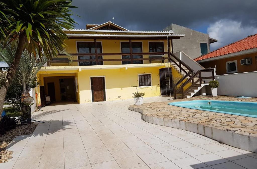 Rio Vermelho Norte House | Casa Amarela com Piscina