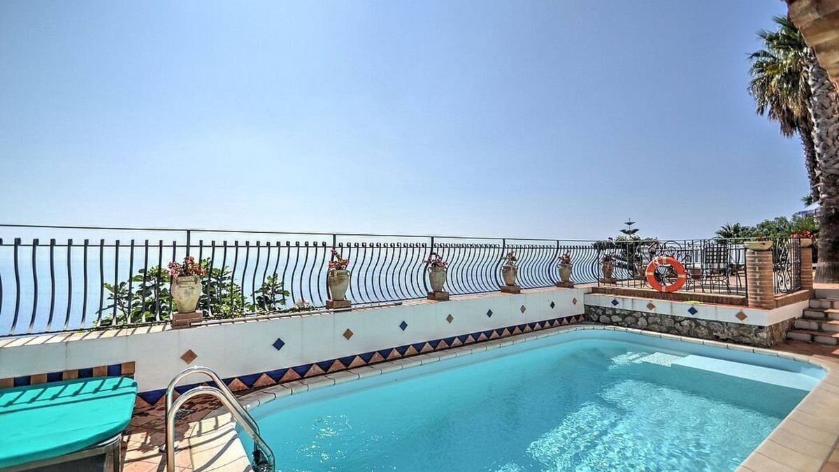 Praiano House | Casa Astride: A romantic and welcoming cottage which faces the sun and the sea, with Free WI-FI.