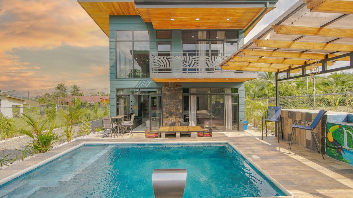 Penas Blancas Hotel | Casa Azulada-King beds, pool, BBQ, parking on property, 5 min to LaFortuna!
