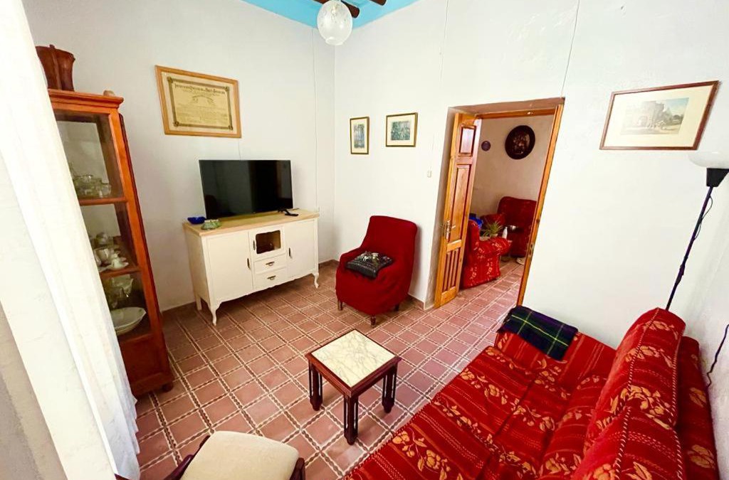 Canete la Real House | Casa Béjar, Tranquila casa con chimenea, patios, junto a la piscina