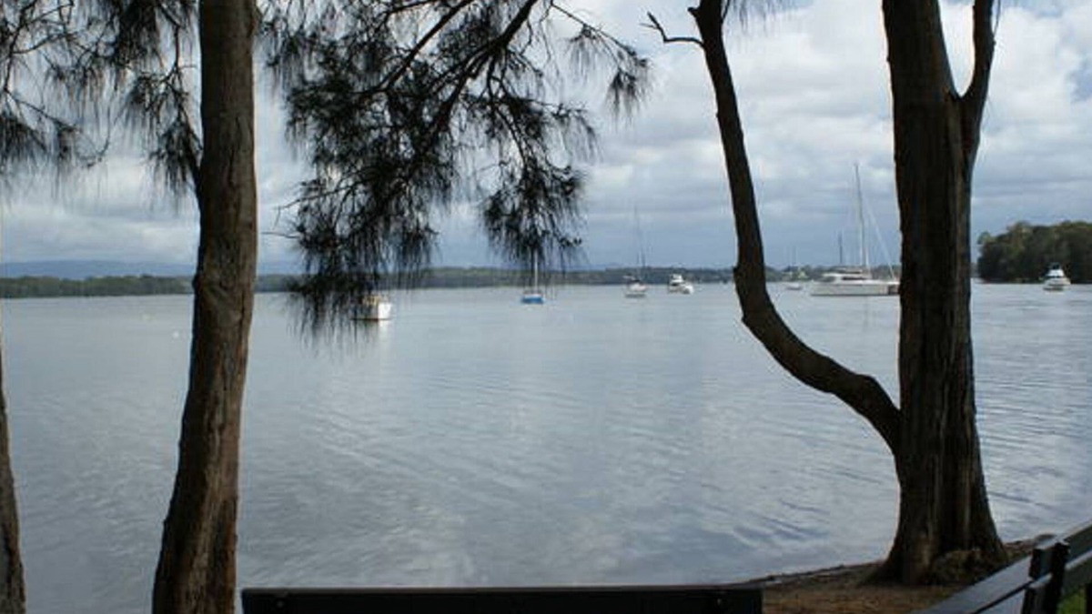 Mannering Park House | Casa Bianca on the Lake