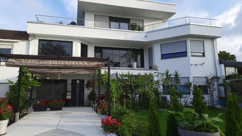 Wirges Apartment | Casa Blanca