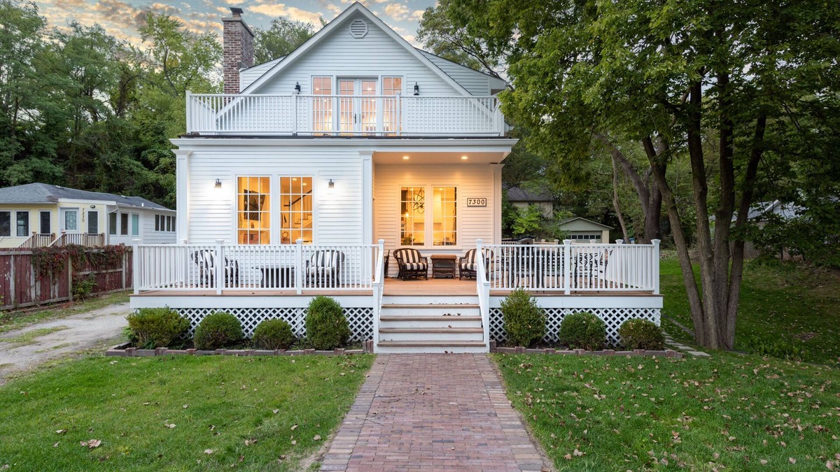 Miller Beach House | Casa Blanca in Miller Beach!