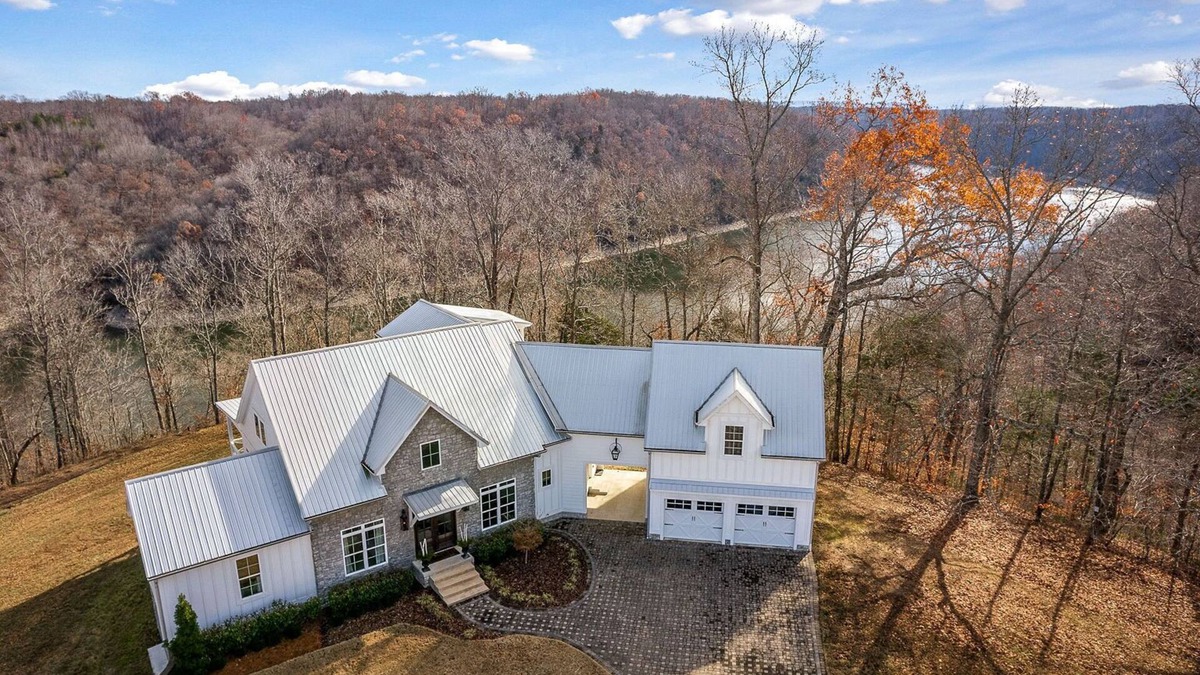 Smithville Ski Chalet | Casa Blanca, Overlooking Center Hill Lake (Dog-Friendly)