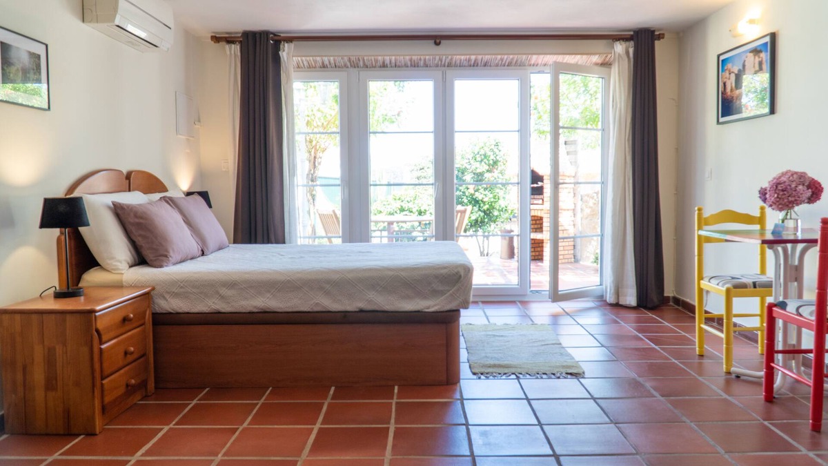 Almocageme Apartment | Casa Bolacha - spacious studio with private terrace