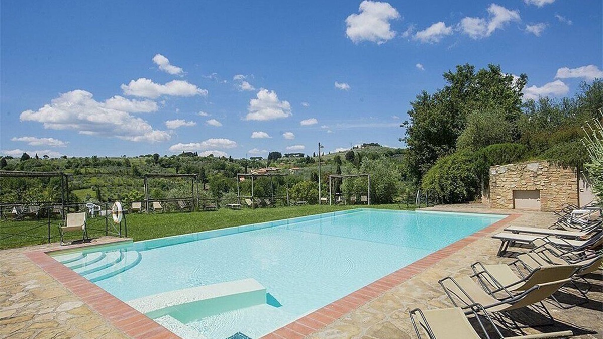 Grassina House | Casa Bonannia N: A cheerful three-story apartment in the characteristic style of the Tuscan countryside.