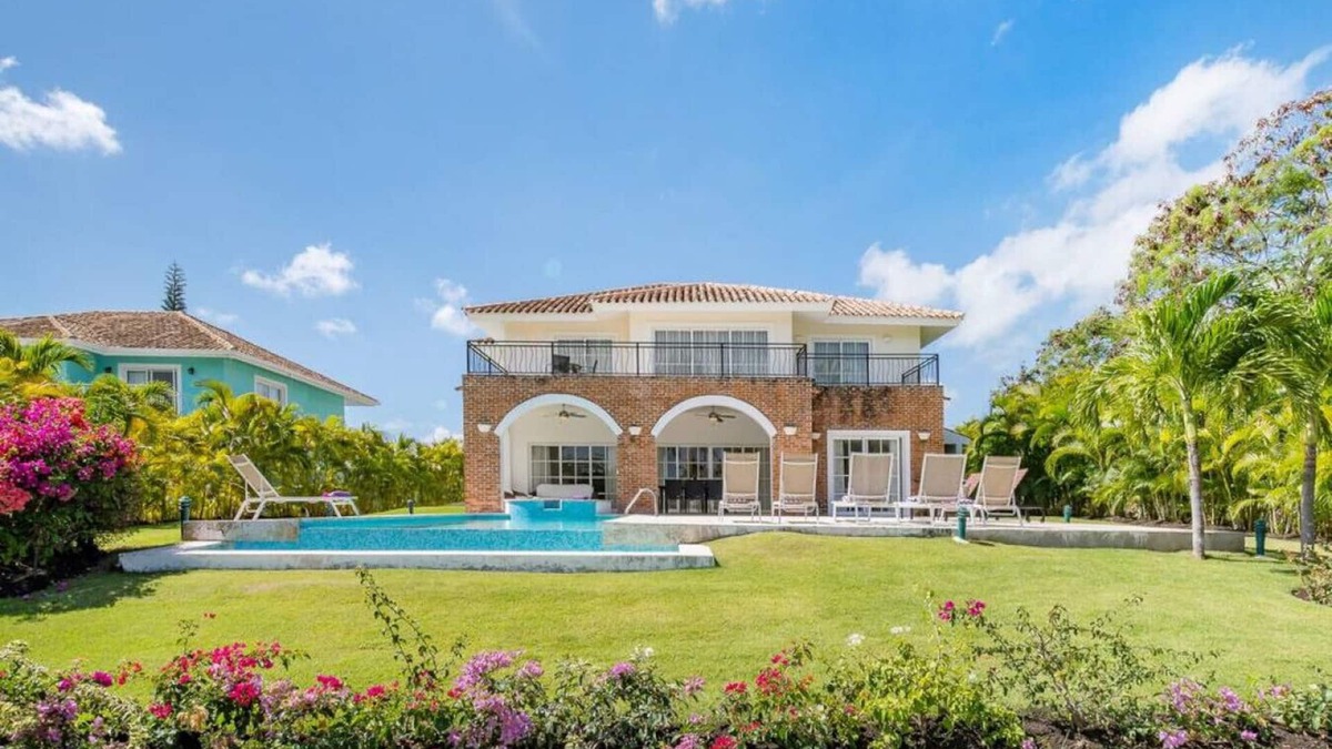 Bavaro Villa | Casa Bonita: Cozy villa with golf course view, private pool, jacuzzi & staff