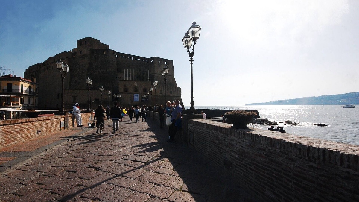 San Ferdinando Apartment | Casa Borgo Marinari: sunny and modern apartment at the foot of the Castel dell'Ovo