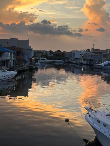 Lecherías House | Casa Bote Con Vista a Los Canales De Lecheria Con Muelle Privado