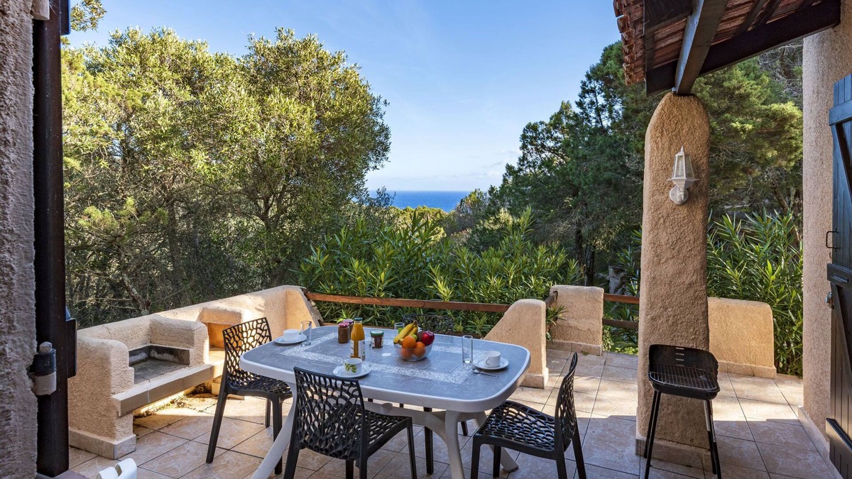 Santa Giulia House | Casa Cala Rossa by Interhome