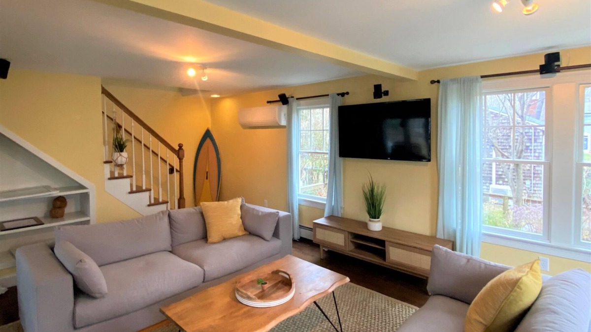 Saunderstown House | Casa Calypso-10 minutes to Newport and Narragansett. Walk to beach!