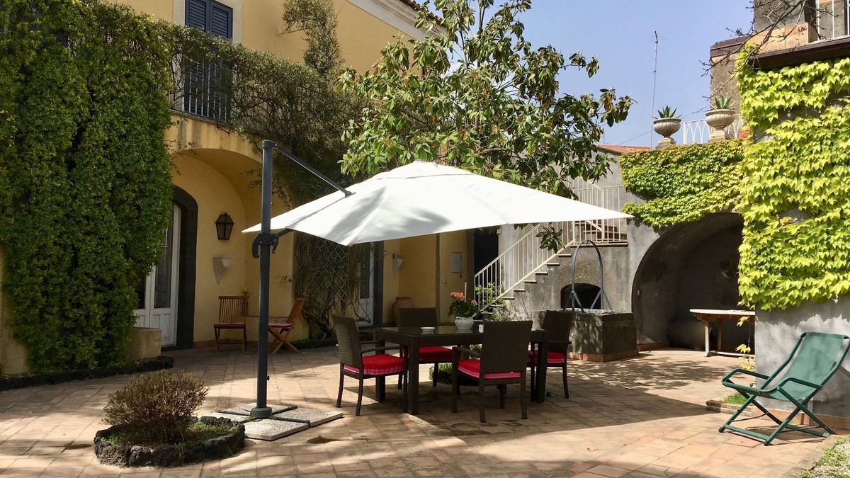Viagrande Villa | Casa Camelia, a beautiful Sicilian-style farmhouse