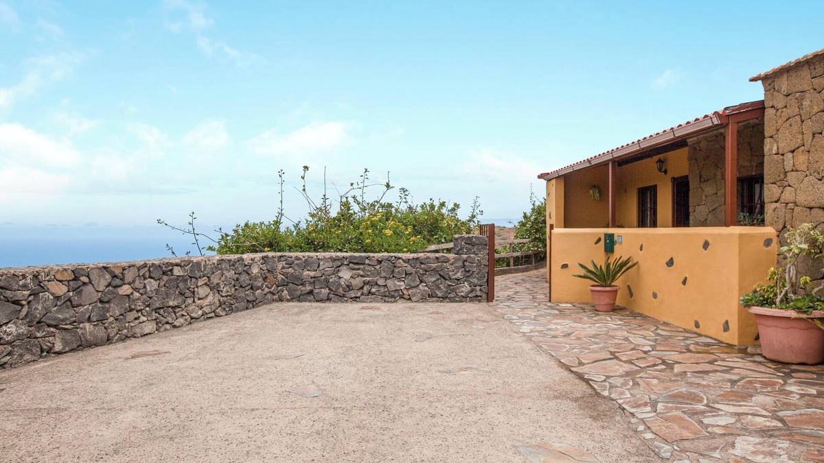 San Cristobal de La Laguna Villa | Casa Chinamada with Sea View, Mountain View, Terrace & Wi-Fi