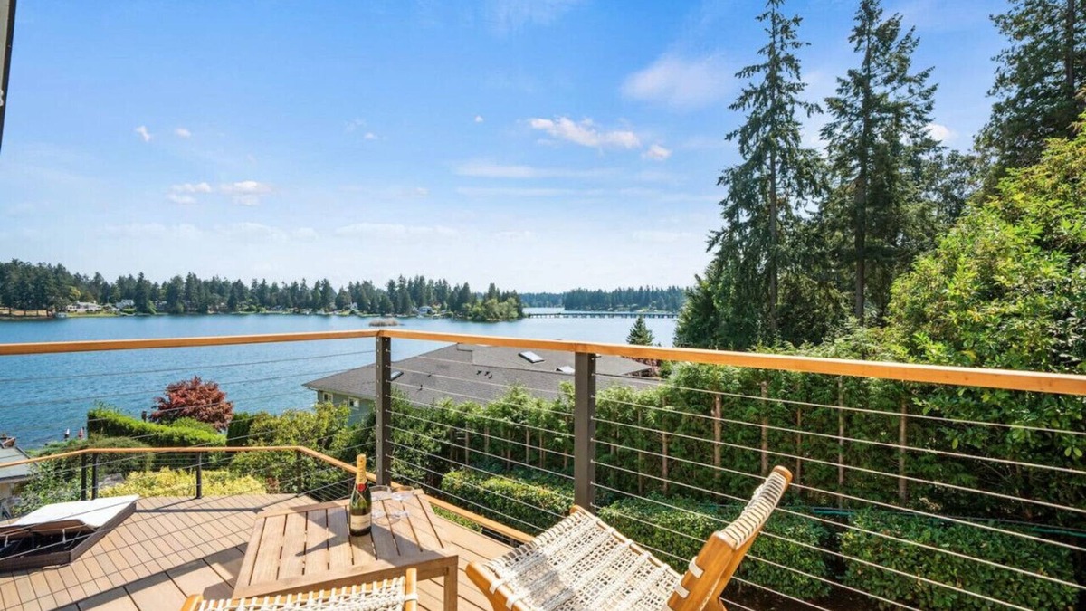 Lakewood Villa | Casa Cielo NEW! Steilacoom Lakefront Retreat