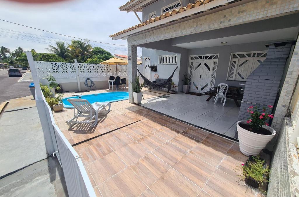 Mosqueiro House | Casa cinza em frente à praia em condominio
