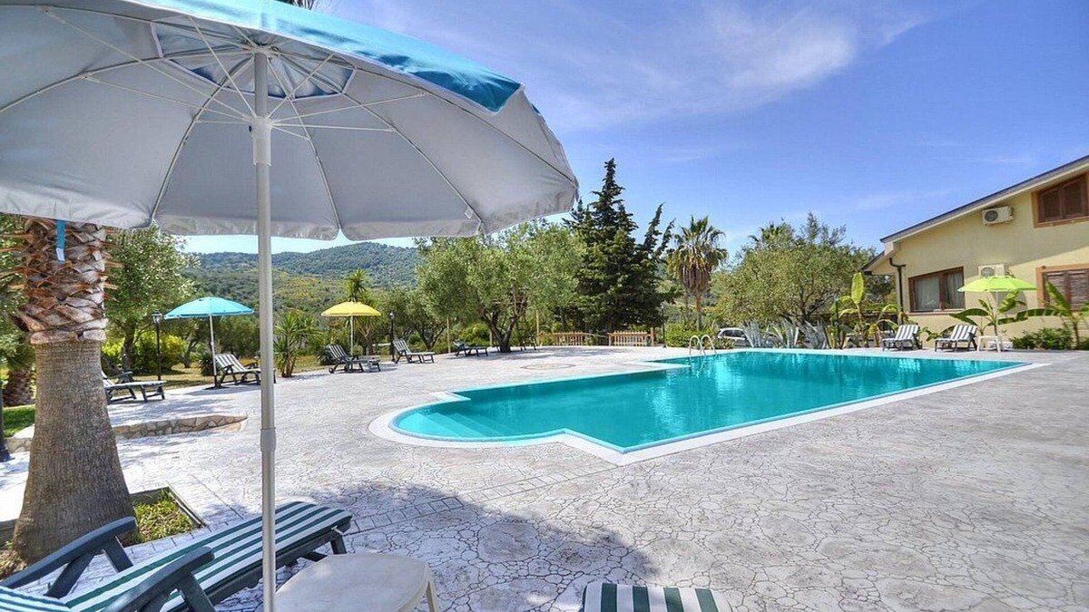 Ascea House | Casa Clelia B: A cozy and welcoming apartment surrounded by the greenery.