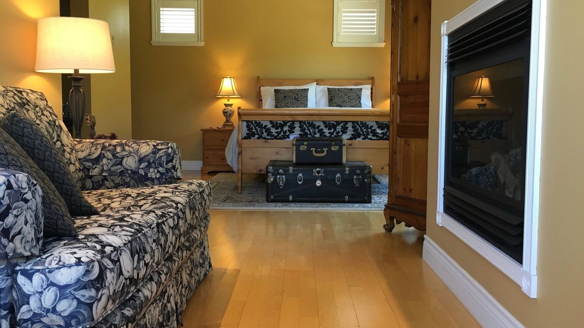Okanagan-Similkameen Bed & Breakfast | Casa Colina Bed & Breakfast - The West Queen Suite