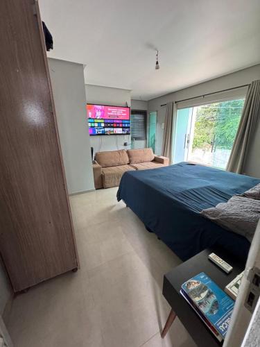 Souza House | Casa com suítes e varandas com uma garagem