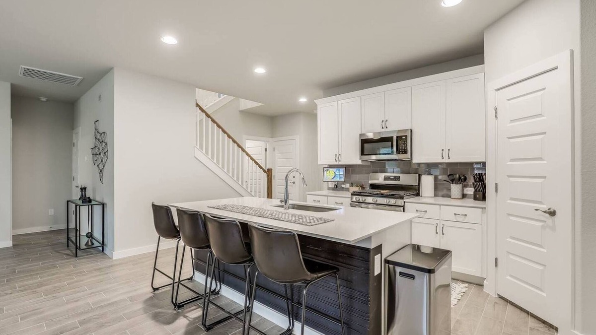 Travis County House | Casa Comano – 5BR Comfort & Media Lounges | EV+