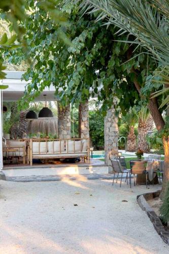 Algoda House | Casa con encanto en un jardín espectacular con piscina entre palmeras