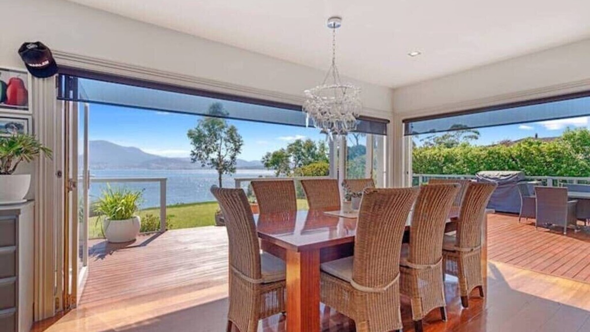 Tranmere House | "Casa Con Vista" Luxury Waterfront Home Sleeps 10
