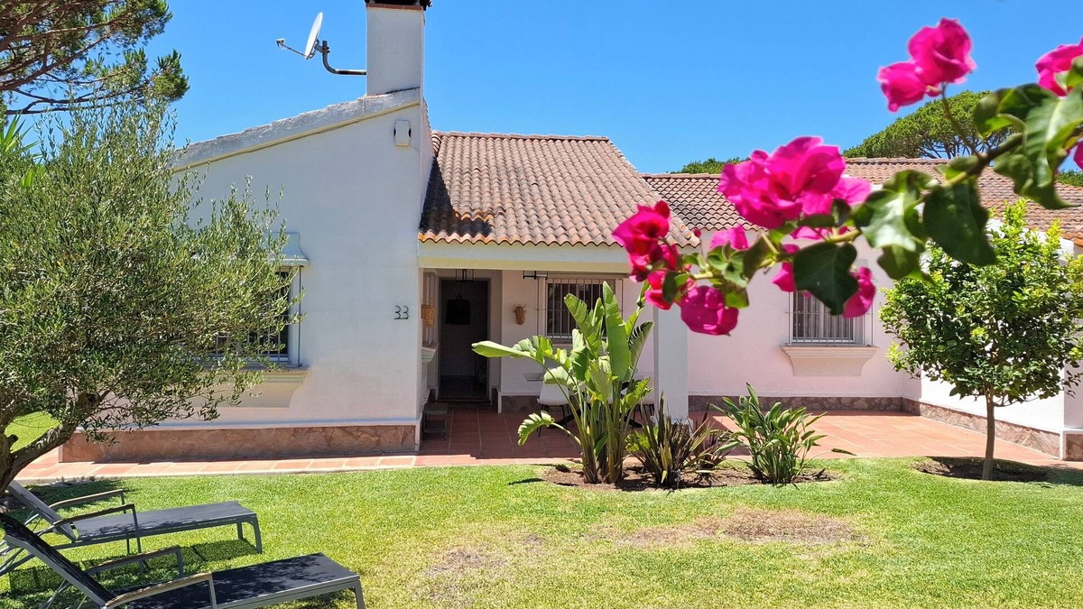 Cabo Roche House | Casa Concha, vacation home near the sea with garden and private pool, A/C & WIFI