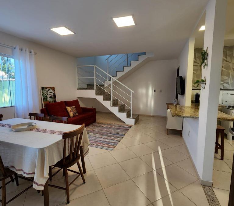 Rio das Ostras House | Casa confortável pertinho da praia com garagem e quintal