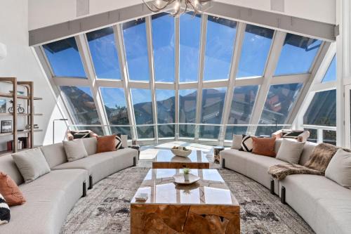Windcliff Estates House | Casa de Cristal-Epic Views-HotTub-Sauna-Sleeps 10-Luxury Linens-Stocked Kitchen