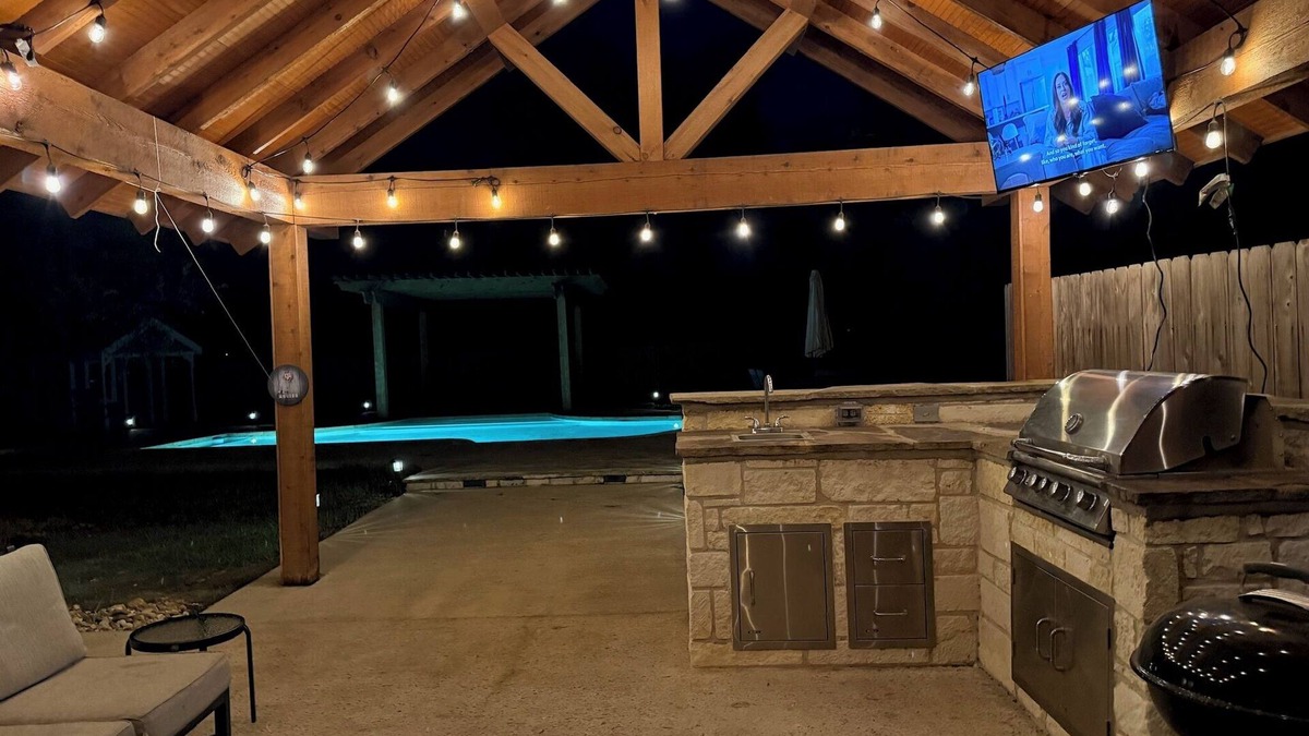 College Hills Estates House | Casa de Howdy! Sleeps 20- 3K/3Q/8T Pool, Pavillion!