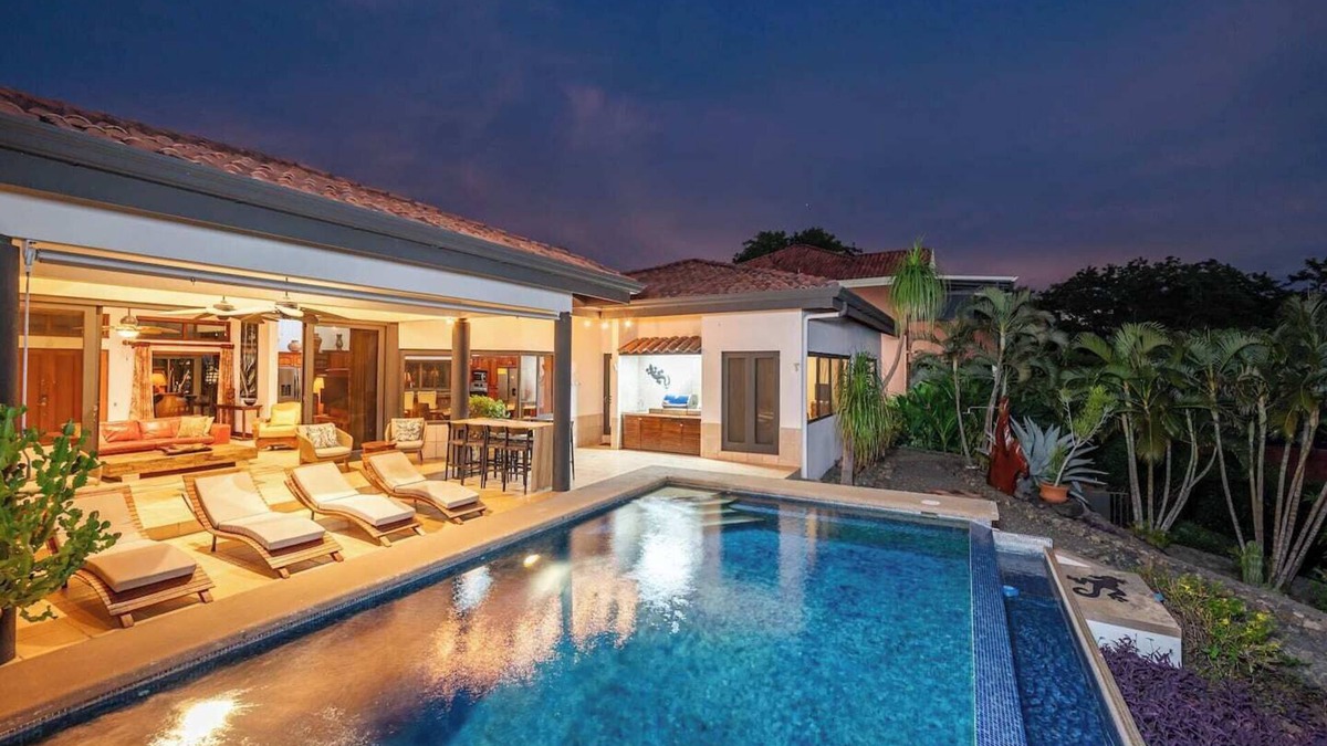 Coco House | Casa de la Buena Vista, a true Bird of Paradise perched high atop the peninsula between the Bays of Hermosa and Coco.