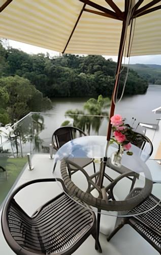 Rio dos Cedros House | Casa de luxo | Beira do lago | Spa | acesso a água