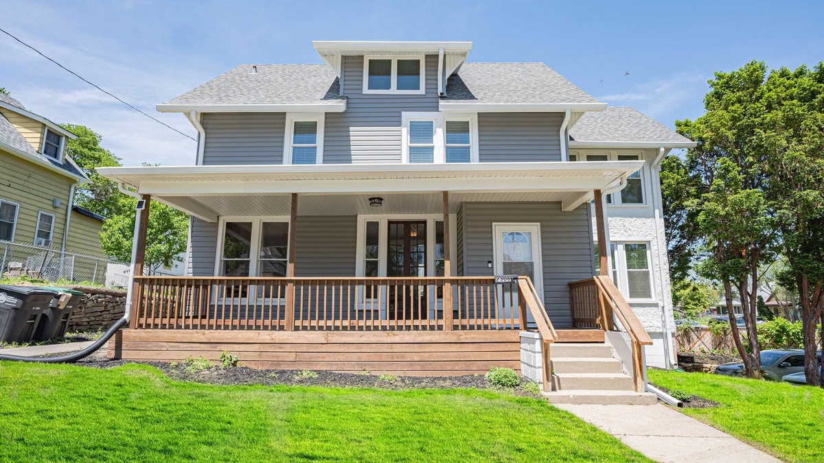 Omaha House | Casa de Paz NE 3,000sqft 4bdrm 2 Sunroom’s 1 mile to ZOO