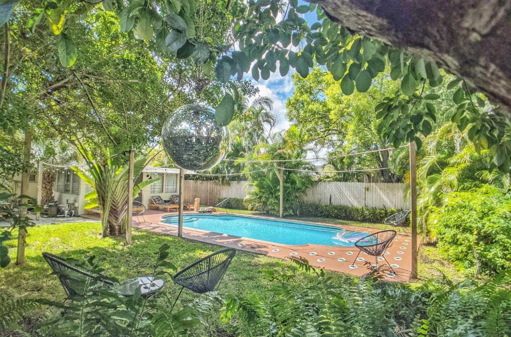 Downtown Fort Lauderdale House | Casa del Ojo - 3 King beds - Sun-soaked pool