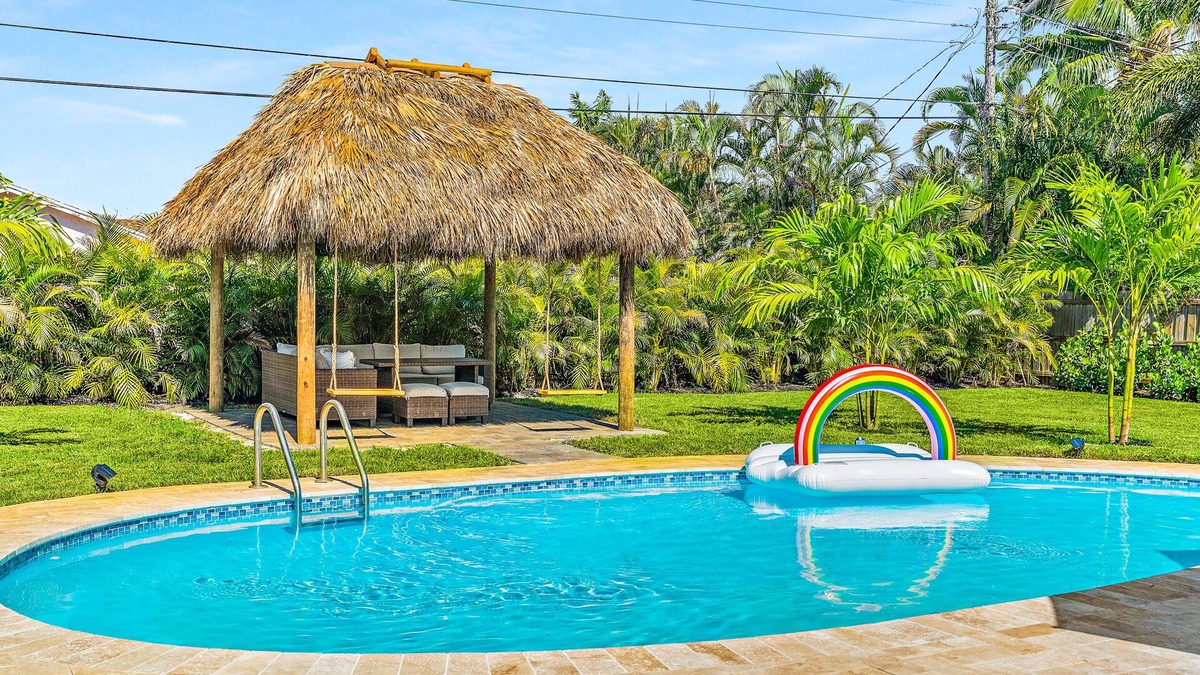 Palm Beach Gardens House | Casa Del Sol - Bike to Beach, Saltwater Pool & Private Backyard