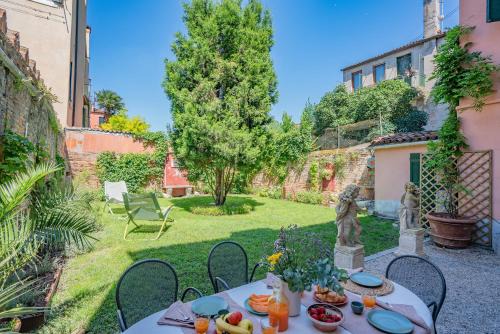 Cannaregio Apartment | Casa della Sensa 1 Garden & Canal View