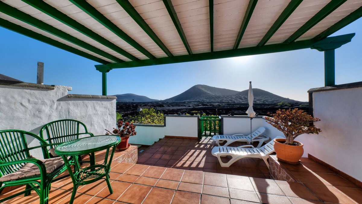 La Geria Ski Chalet | Casa Diama 2: view of La Geria and shared pool