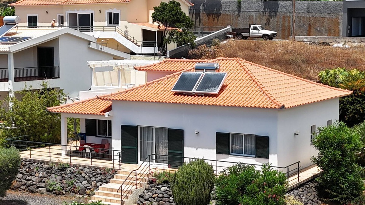 Estreito da Calheta House | 'Casa do Gabriel' spacious Madeirian villa with private garden and ocean view