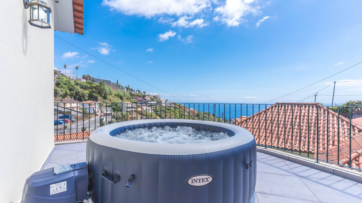 Estreito de Camara de Lobos Ski Chalet | Casa dos Namora by Atlantic Holiday