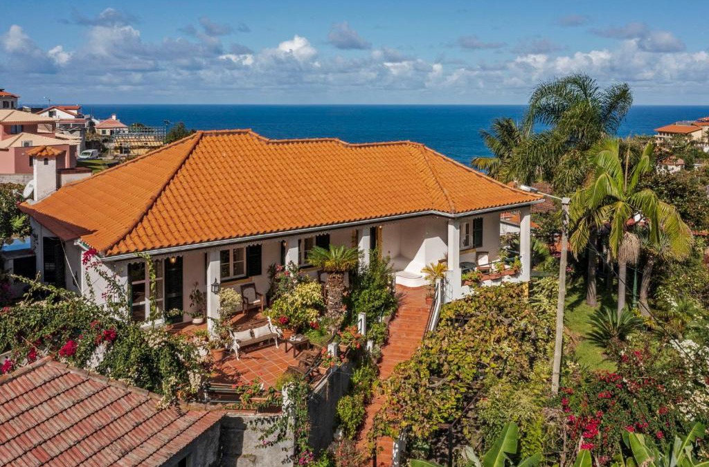 Ponta Delgada House | Casa dos Terços by An Island Apart