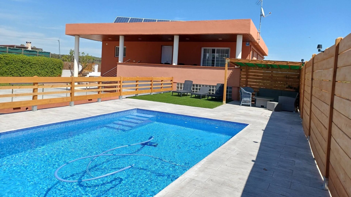 Caldes de Malavella Ski Chalet | Casa "El Roble" Piscina, Barbacoa, Jardín, Wifi y Parking Gratis
