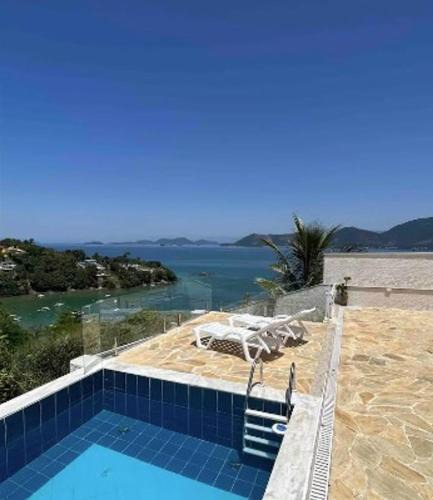 Biscaia House | Casa em Angra com 4 quartos, churrasqueira, piscina, sinuca e quadra privativa