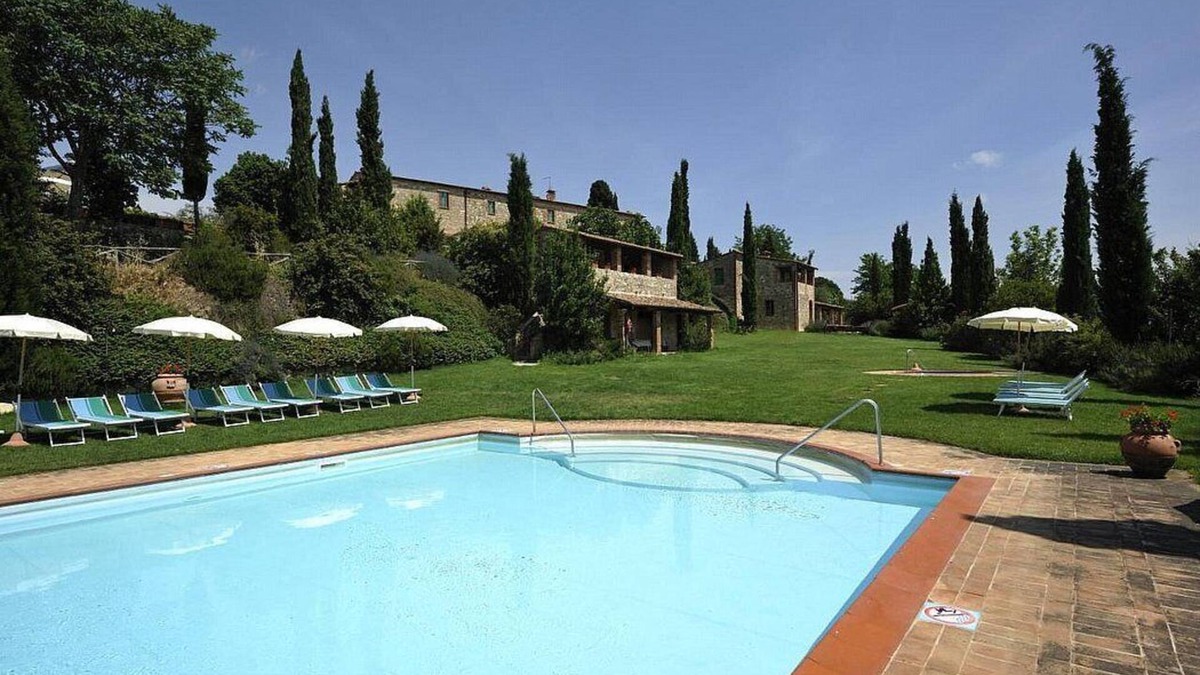 Santarello House | Casa Emide B: A graceful apartment in a history-rich eighteenth-century estate, with Free WI-FI.