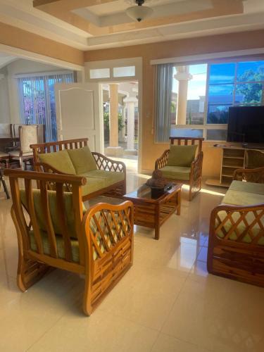 Data de Villamil House | Casa en urbanización privada a 2 minutos caminando de la playa, Vía a Data