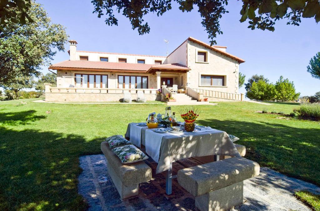 Gallegos de Sobrinos House | Casa Entre Piedras y Estrellas