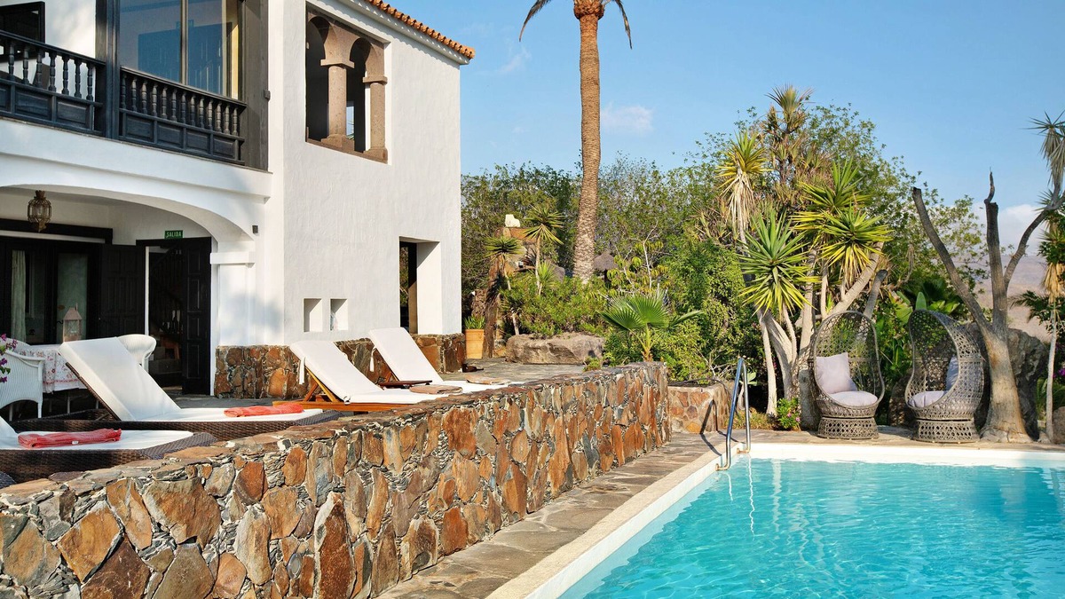 Monte Leon Villa | Casa León Vivienda Vacacional' with sea and mountain views, pool and wifi