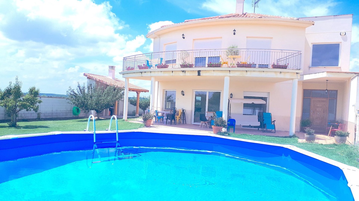 Villanueva de Las Manzanas Ski Chalet | Casa Miguel & Sally, 16 km Leon, 3 km Galicia-Barcelona highway, 31 people