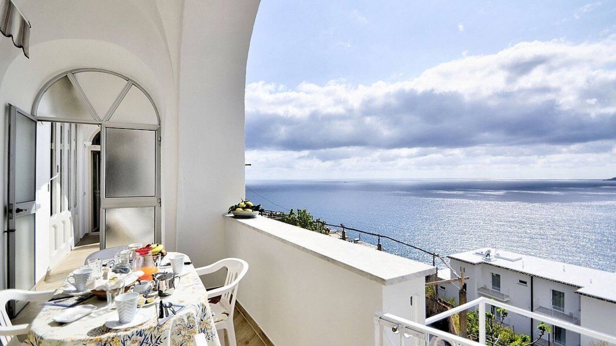 Praiano House | Casa Farfalla: A bright apartment that is part of a villa which faces the sun and the sea, with Free WI-FI.